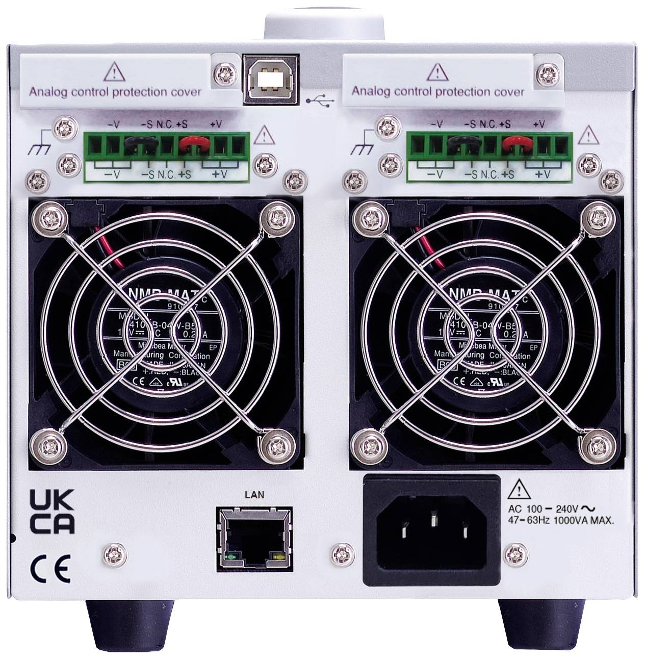 Tylna strona urządzenia elektronicznego z dwoma wentylatorami, złączem LAN, złączem USB i złączem zasilania. Zawiera symbol certyfikacji UKCA.