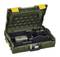 Otwarty zielony kufer narzędziowy z wieloma przegródkami. Zawiera ładowarkę i dwie baterie.