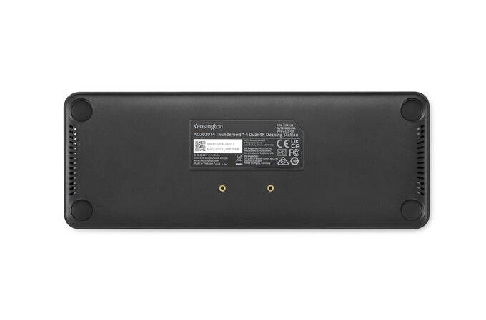 Spód czarnej stacji dokującej z numerem modelu i informacjami technicznymi pośrodku. Gumowe stopki w narożnikach.