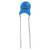 Niebieski kondensator ceramiczny z napisem '472 1KV' i dwoma długimi metalowymi przewodami. Odpowiedni do zastosowań wysokonapięciowych.