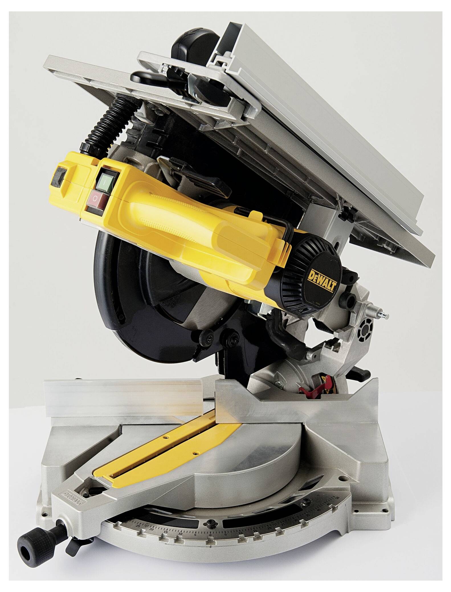 Żółta i czarna piła tarczowa sfotografowana z boku, umieszczona w solidnej srebrnej obudowie, leżąca na stole.