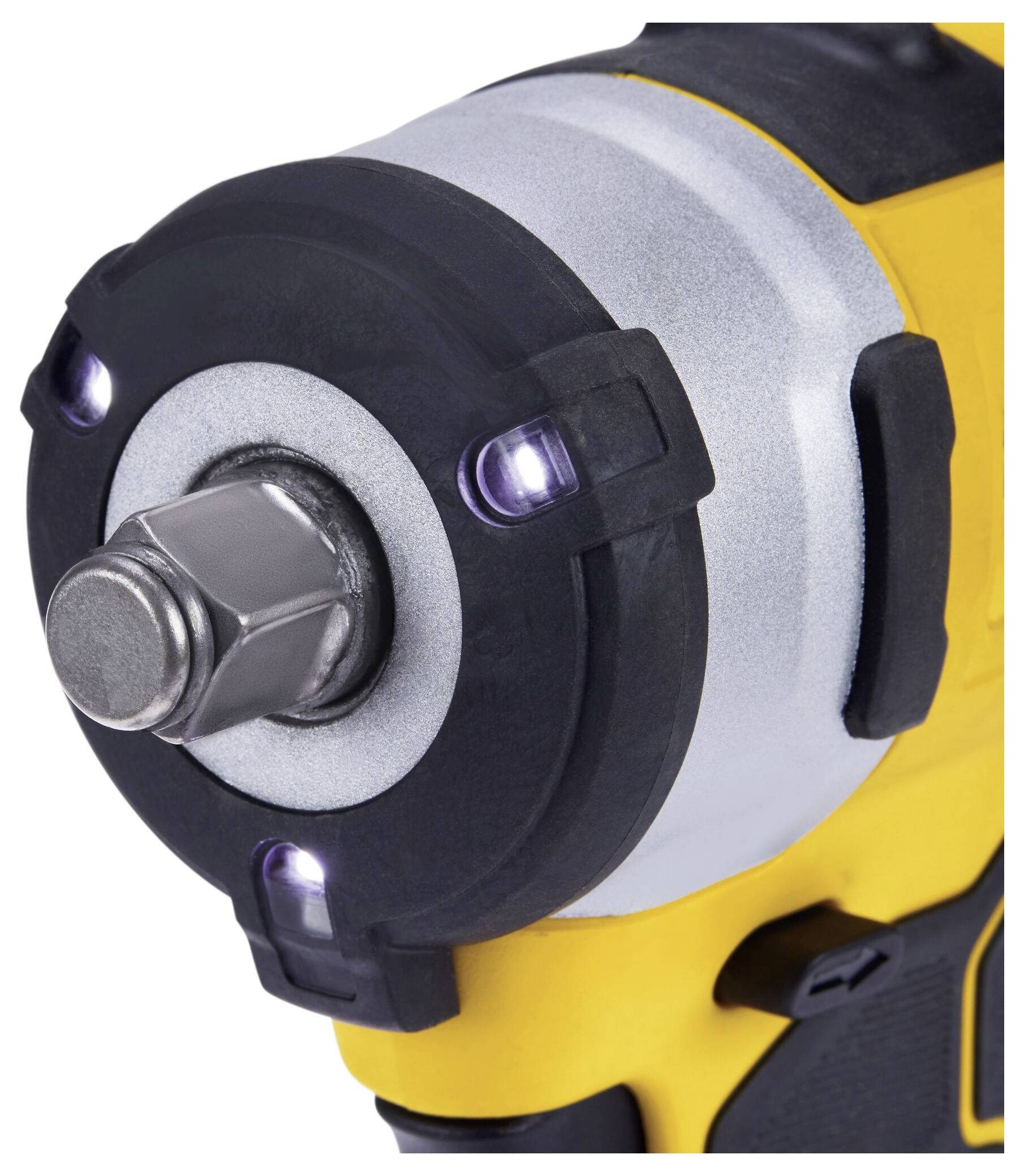 Zbliżenie żółtego, elektrycznego wkrętaka udarowego z srebrną głowicą i diodami LED ułatwiającymi pracę w ciemnych miejscach.