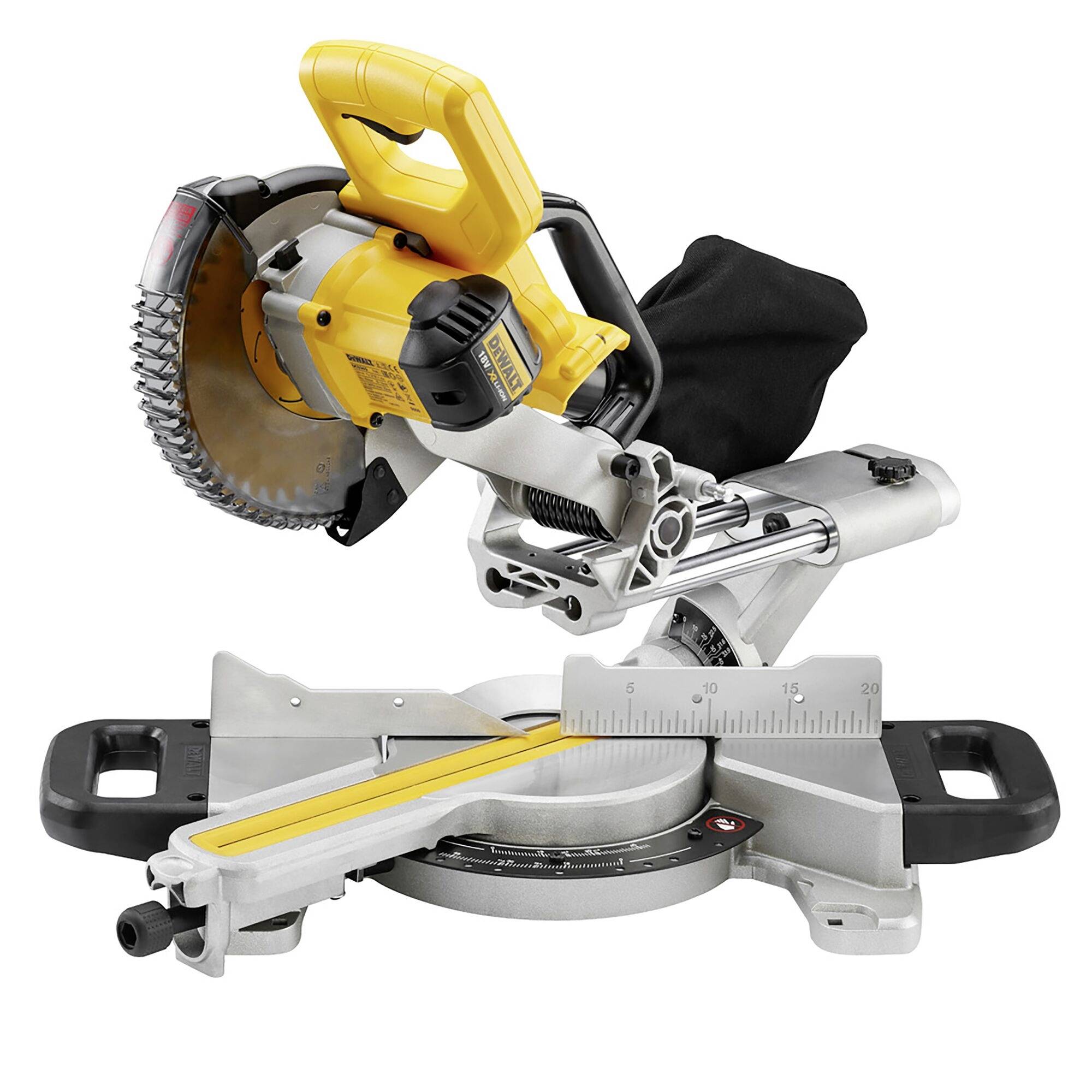 Żółta piła ukośnica leżąca na stole z prowadnicą metalową i ostrzem piły. Idealna do precyzyjnych cięć kątowych i poprzecznych w drewnie.