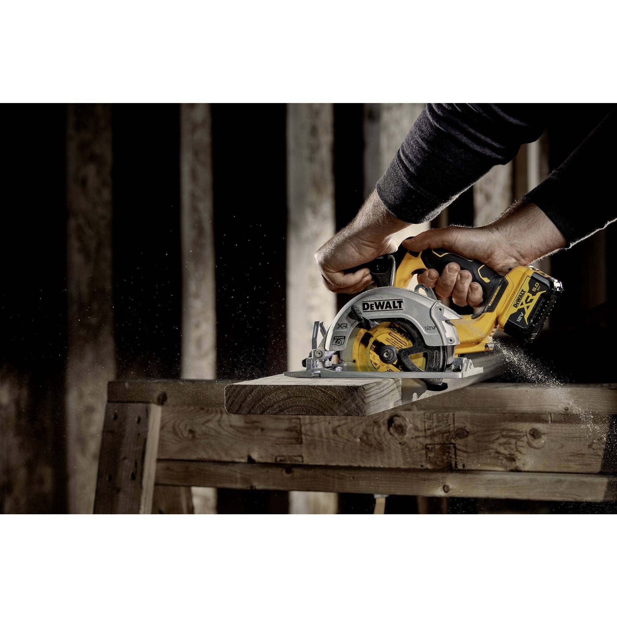 Акумуляторна циркулярна пила DEWALT DCS512P2-QW