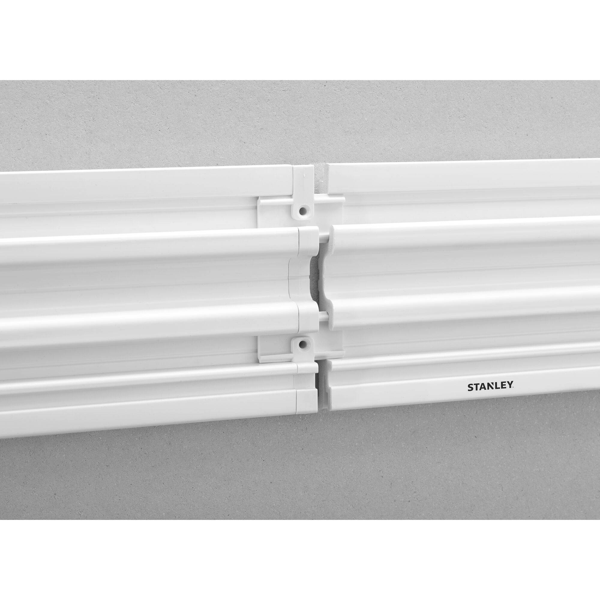 Plastikowa osłona z widocznym szwem z napisem 'Stanley' na gładkiej, szarej powierzchni.