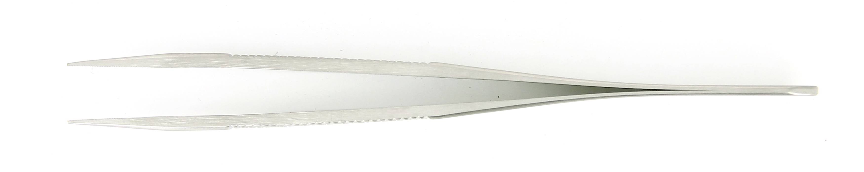 Metalowa pinceta, smukła i prosta, na białym tle.
