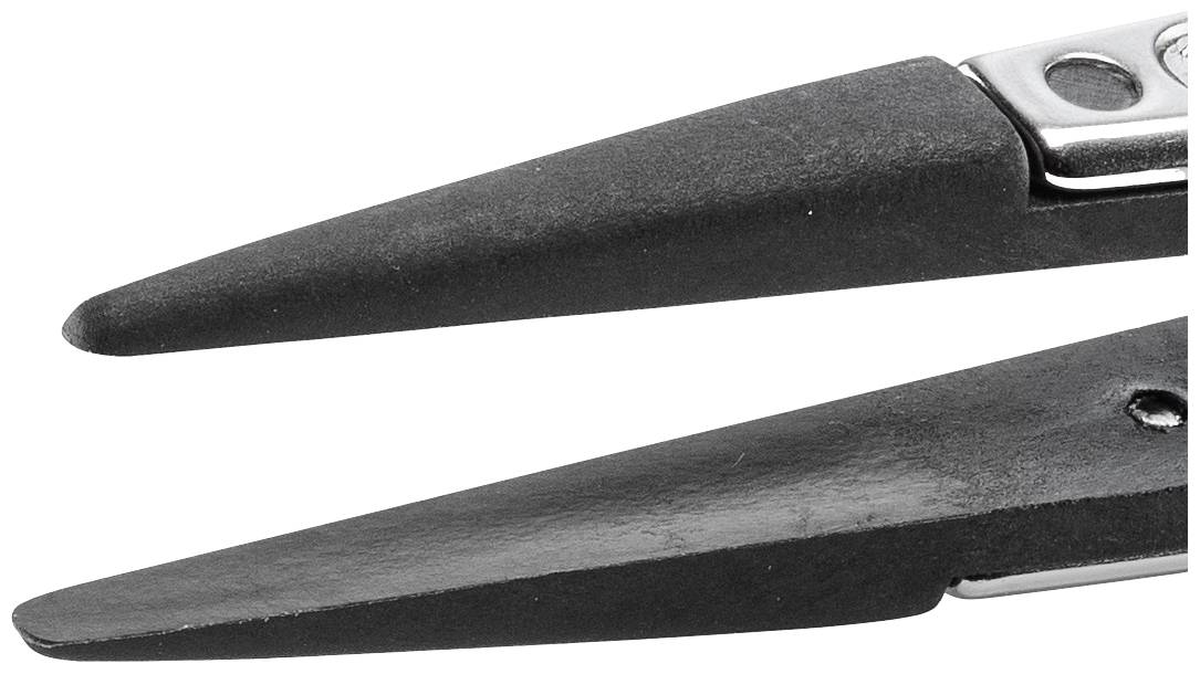 Zbliżenie dwóch końcówek czarnych pęset, które się nie dotykają, z widocznym metalowym mocowaniem w tle.