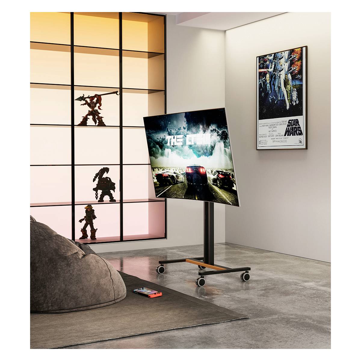 Nowoczesne pomieszczenie z obrotowym fotelem i dużym ekranem, na którym wyświetlane jest symulacyjne wyścigi samochodowe. W tle widoczny jest plakat oraz figurki stojące na półkach.