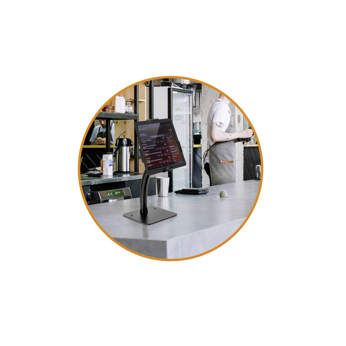 Tablet leżący na stole w kawiarni wyświetla podsumowanie zamówienia, w tle widać osobę w fartuchu.