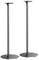 Dwa smukłe, czarne stojaki głośnikowe na okrągłej podstawie, odpowiednie do ustawienia głośników systemu kina domowego.