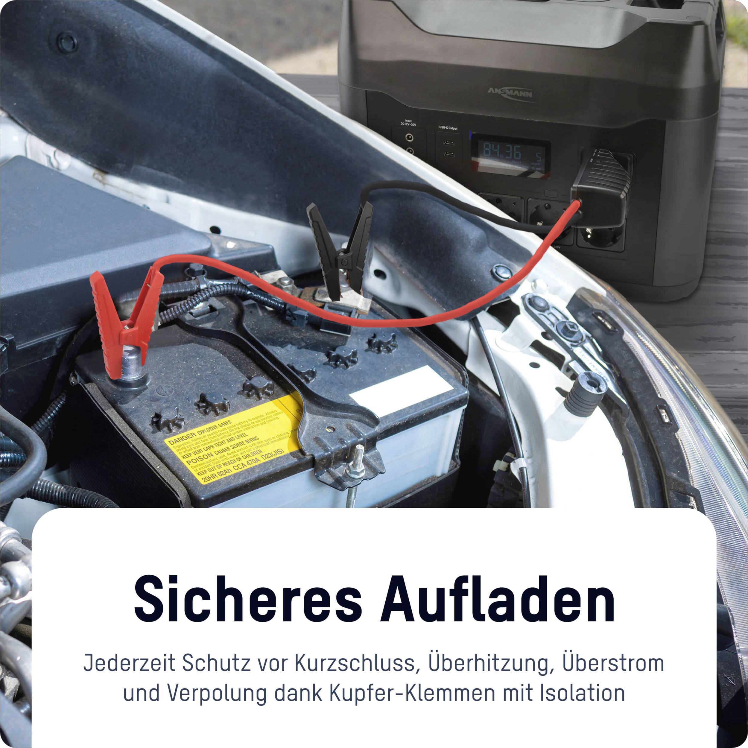 Akumulator samochodowy z podłączonymi kablami rozruchowymi, obok przenośnej stacji zasilania. Tekst podkreśla bezpieczne ładowanie.