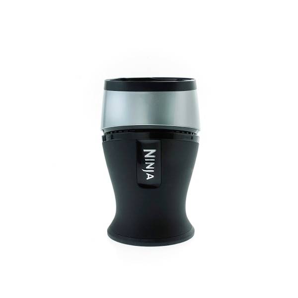 Czarno-srebrna robot kuchenny z logo 'NINJA' na przedniej części, głównie przeznaczony do rozdrabniania składników.