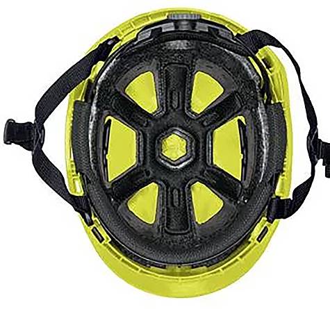 Żółty kask ochronny z czarnym wyściełaniem i regulowanymi paskami. Idealny do wspinaczki górskiej lub innych aktywności na świeżym powietrzu.