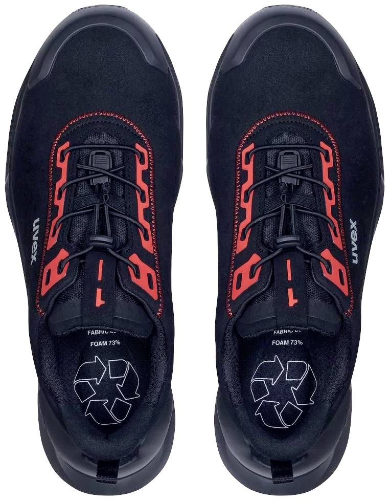 Czarne buty sportowe z czerwonymi detalami i symbolem recyklingu na wewnętrznej podeszwie. Odpowiednie do aktywności sportowych.