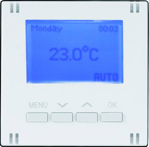 Cyfrowy wyświetlacz termostatu pokazuje 'Poniedziałek', czas '00:03', temperaturę '23,0°C' oraz ustawienie 'AUTO'. Poniżej przyciski sterujące.