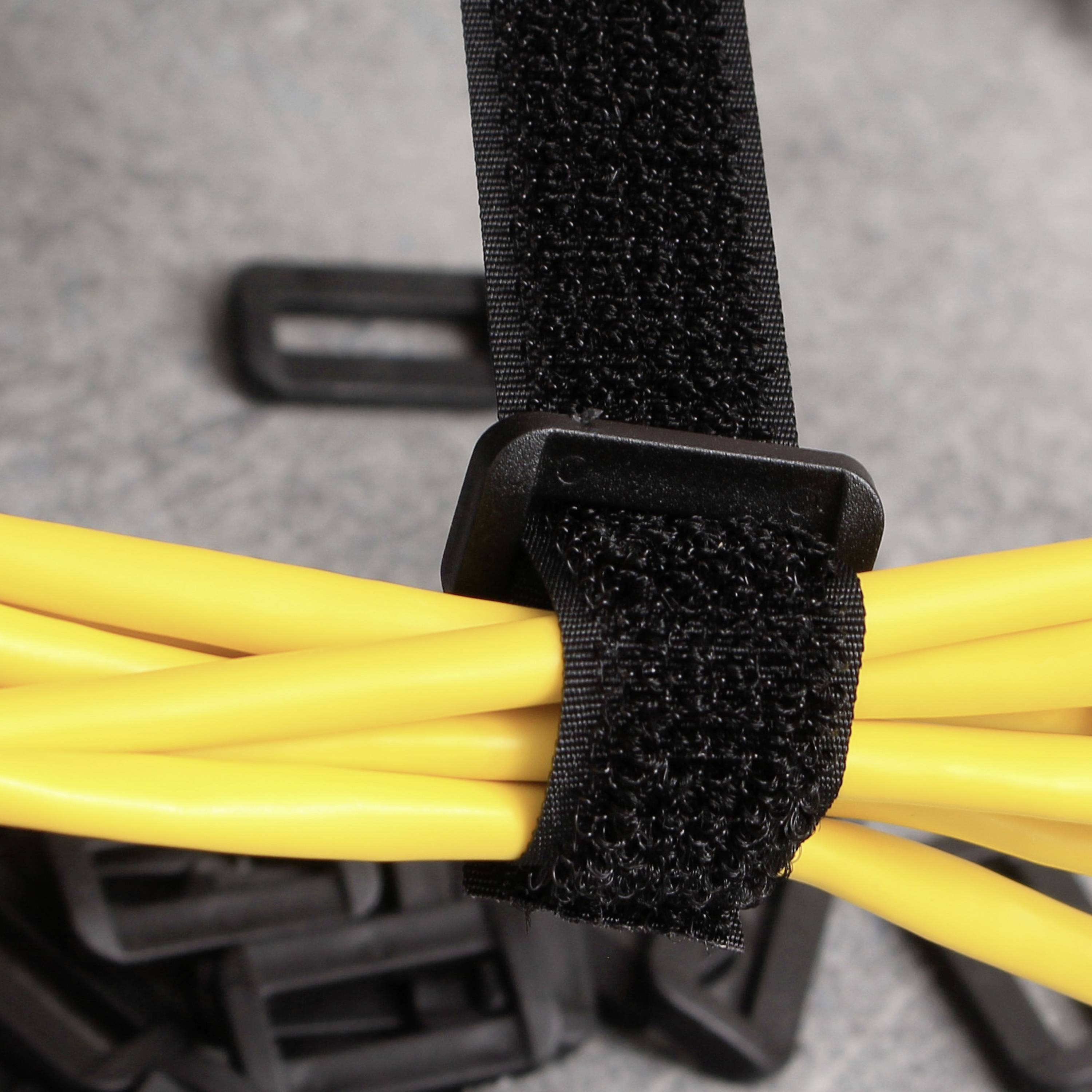 Żółty kabel jest organizowany czarną opaską rzepową, aby zaprowadzić porządek. W tle widać kolejne opaski kablowe.