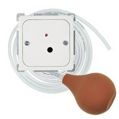 Instalacja wzywania pomocy z białymi elementami sterującymi i czerwonym przyciskiem, połączona za pomocą długiego kabla z pompką ręczną.