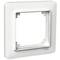 Biała, kwadratowa osłona ramki do gniazd elektrycznych lub włączników, przeznaczona do stosowania w instalacjach elektrycznych.