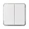 Podwójny, prostokątny włącznik światła w kolorze białym z srebrną ramką, zamontowany do użytku na ścianie.