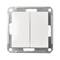 Podwójny włącznik światła w białej metalowej ramce, z prostokątnymi przyciskami, widok z przodu.