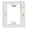Prostokątny, biały adapter z tworzywa sztucznego z wcięciami i otworami montażowymi do zamocowania na ścianie.
