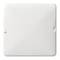 Biała, kwadratowa osłona do gniazdka elektrycznego lub włącznika, z zaokrąglonymi krawędziami i dwoma małymi otworami po bokach.