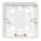 Biała kwadratowa osłona z tworzywa sztucznego z okrągłymi otworami i miejscami na śruby, używana do mocowania urządzeń elektrycznych na ścianie.