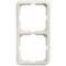 Podwójna ramka na włączniki lub gniazda z białego tworzywa sztucznego, prostokątna z zaokrąglonymi narożnikami, przeznaczona do montażu naściennego.