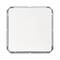 Kwadratowy włącznik światła o białej, gładkiej powierzchni z srebrną ramką.