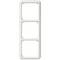 Białe, potrójne ramki plastikowe do włączników światła lub gniazdek elektrycznych, ułożone w pionie.