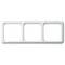 Biała, potrójna osłona gniazda elektrycznego; prostokątna z zaokrąglonymi narożnikami. Odpowiednia do instalacji w ścianach na włączniki lub gniazdka.