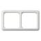 Biały, prostokątny, podwójny ramka przyłączeniowa z tworzywa sztucznego do montażu ściennego. Odpowiednia dla dwóch gniazd elektrycznych lub przełączników.