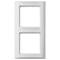 Biała, prostokątna, podwójna ramka instalacyjna z dwoma równymi otworami umieszczonymi jeden nad drugim, przeznaczona do instalacji włączników światła lub gniazd elektrycznych.