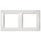 Podwójna ramka z białego tworzywa sztucznego, odpowiednia do dwóch przełączników lub gniazd elektrycznych. Idealna do montażu naściennego.