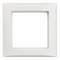 Biała, kwadratowa ramka plastikowa z pustym wycięciem pośrodku. Odpowiednia do montażu gniazd elektrycznych lub włączników.