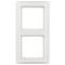 Biała, podwójna ramka na dwie gniazda lub włączniki, bez dekoracji.