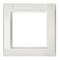 Biała kwadratowa osłona ramki z centralnym otworem, często stosowana w pomieszczeniach wewnętrznych do zakrywania włączników światła lub gniazdek elektrycznych.
