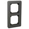 Prostokątna, czarna podwójna ramka do włączników elektrycznych, bez zainstalowanych włączników lub gniazd, na białym tle.