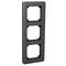 Potrójna ramka z czarnego tworzywa sztucznego, odpowiednia dla trzech przełączników lub gniazd elektrycznych. Prostokątny kształt z zaokrąglonymi narożnikami.