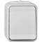 Biała kwadratowa wtyczka z pokrywą, odpowiednia do użytku na zewnątrz.