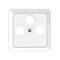 Biała, kwadratowa osłona gniazdka z trzema okrągłymi otworami, odpowiednia dla różnych typów wtyczek.