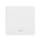 Kwadratowy, biały włącznik światła z małym szarym przyciskiem pośrodku, zamontowany na białej ścianie.