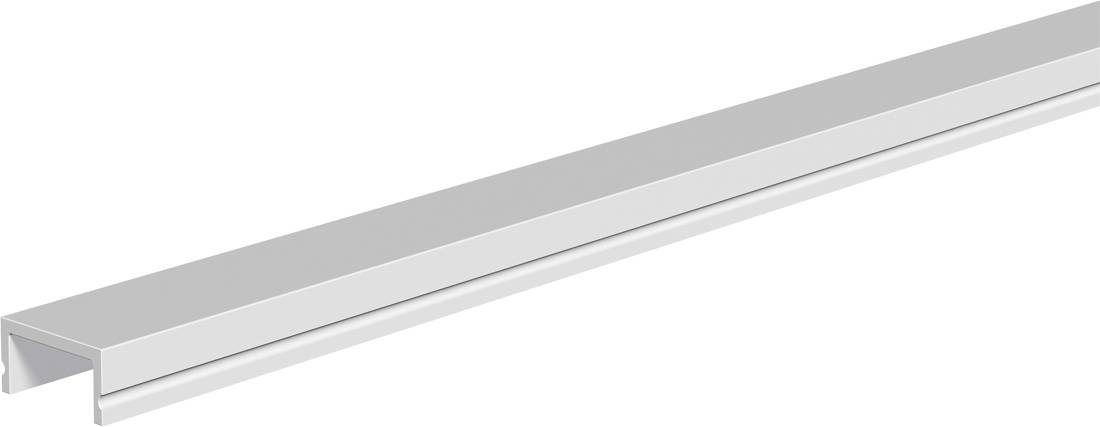 Zbliżenie na srebrny aluminiowy profil U, pokazany po przekątnej na białym tle.