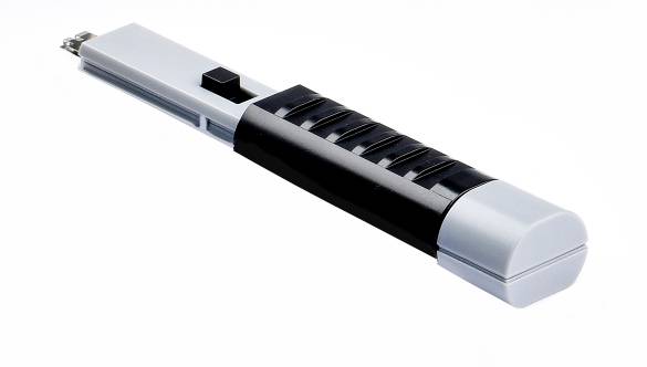 Prostokątny, czarno-szary zszywacz z plastikowym uchwytem leży na białym tle.