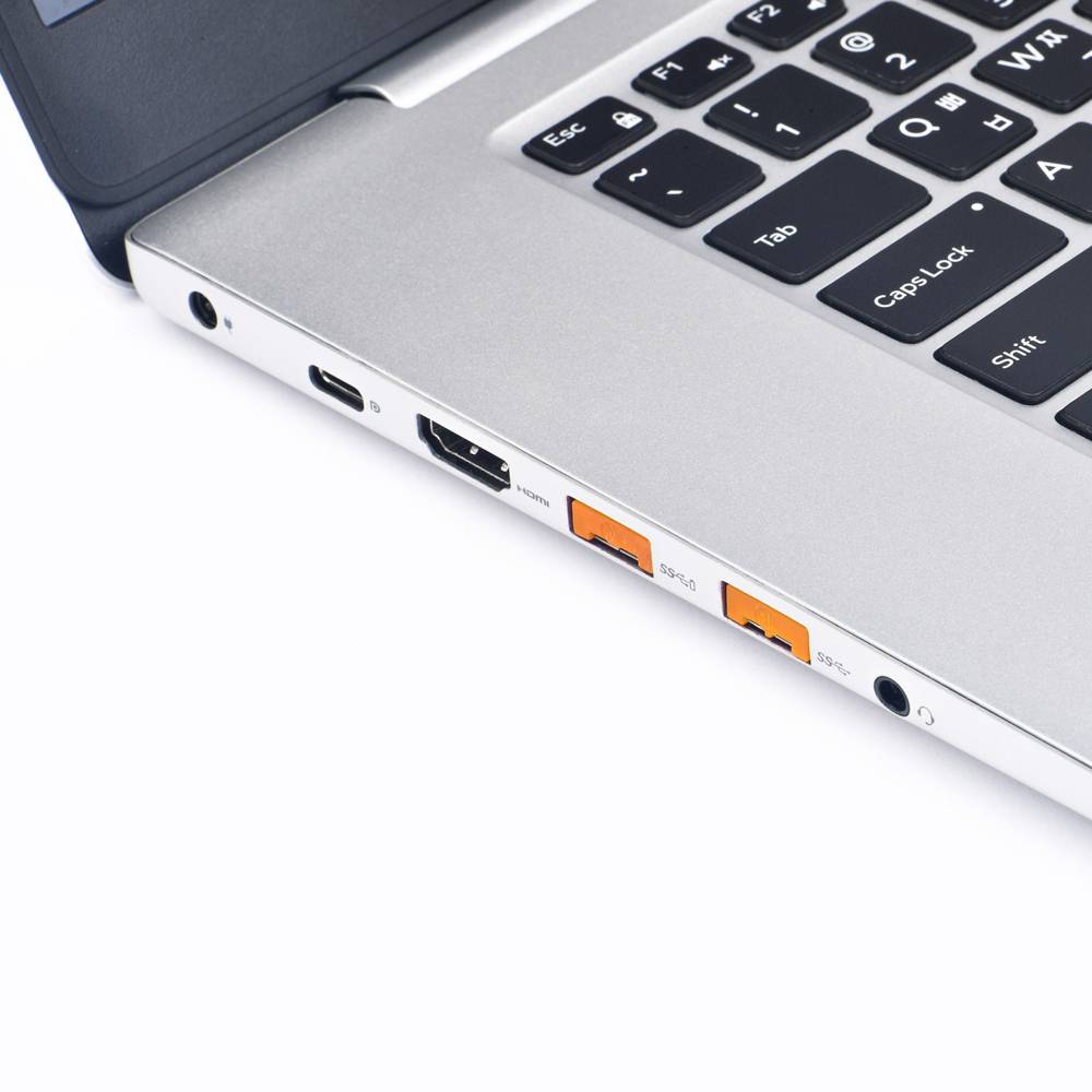 Laptop z częściowo otwartą klapą, po lewej stronie widoczne są różne złącza, w tym HDMI i USB. Częściowo widoczna jest również klawiatura.