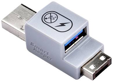 Szary adapter zabezpieczający USB z symbolem błyskawicy na wierzchu blokuje dostęp do portów USB, zapewniając bezpieczeństwo i ochronę przed nieuprawnionym użyciem.