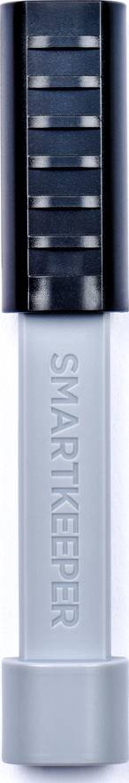 Metalowa zaślepka USB z tworzywa sztucznego z napisem 'Smartkeeper' na jasnoszarej powierzchni.