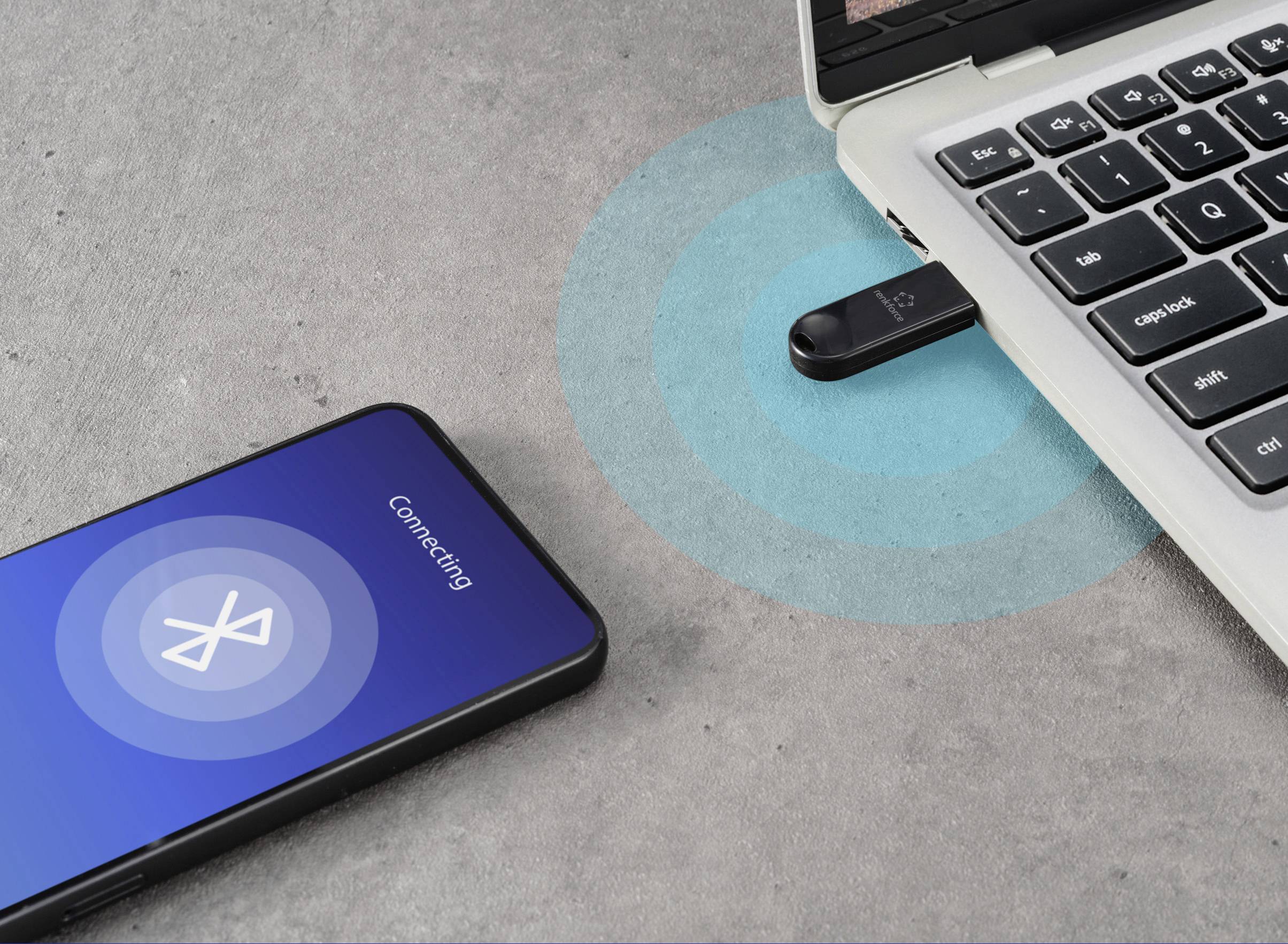 Smartfon łączy się przez Bluetooth z laptopem, który korzysta z adaptera USB. Na ekranie widać napis 'Connecting'.