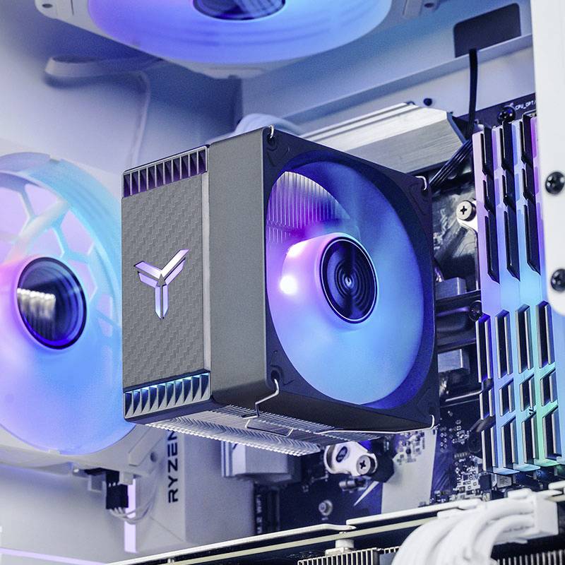 Otwarty komputer prezentuje wydajny radiator oraz świecące diodami LED wentylatory służące chłodzeniu podzespołów.