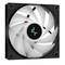 Biały wentylator komputerowy z czarnymi ramkami i trzema śrubami w każdym rogu. W centrum znajduje się niebieskie logo.